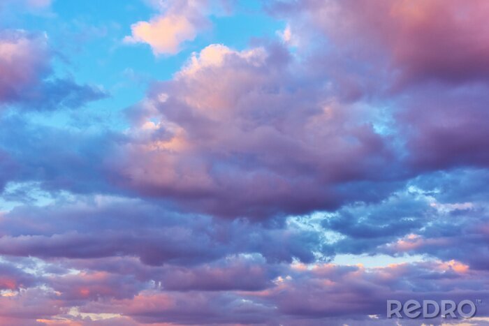 Papier peint  Nuages bleus et violets dans le ciel