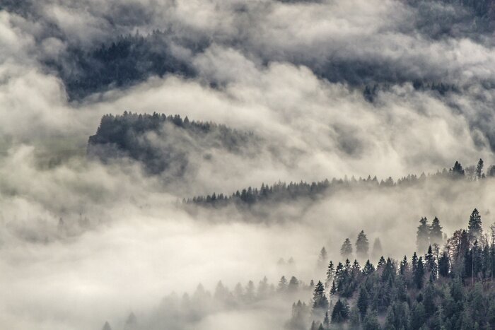 Papier peint  Nuages dans les montagnes