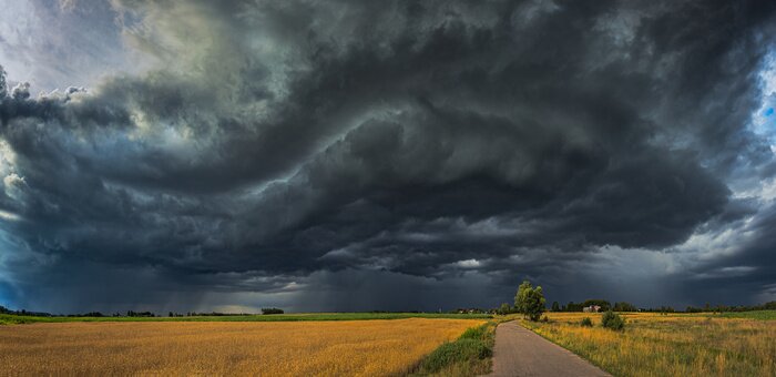 Papier peint  Nuages de pluie près d'une route