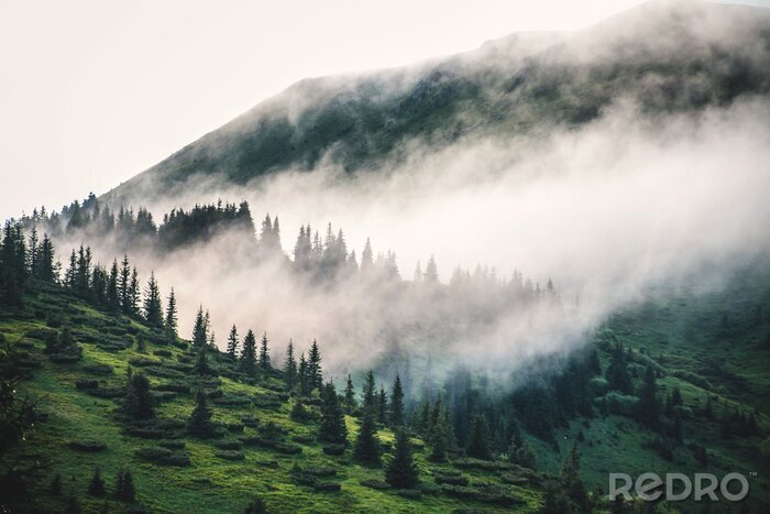 Papier peint  Nuages et brouillard sur les montagnes