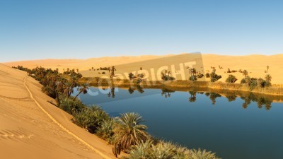 Papier peint  Oasis avec un lac dans le désert