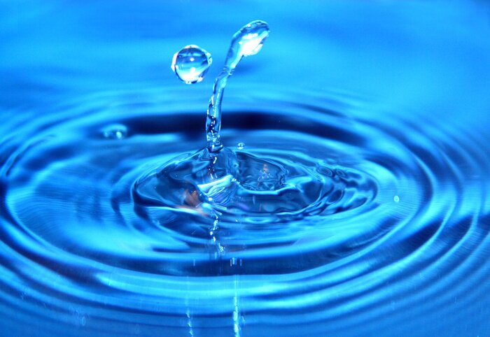 Papier peint  Ondes rondes à la surface de l'eau