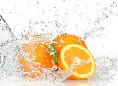 Oranges baignant dans l'eau