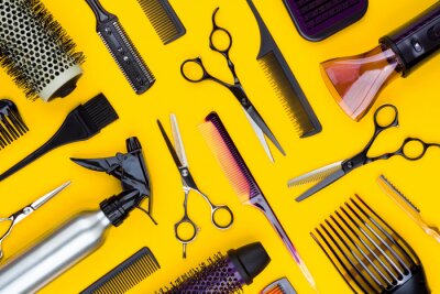 Outils de coiffeur et outils de peignes sur fond jaune, vue de dessus