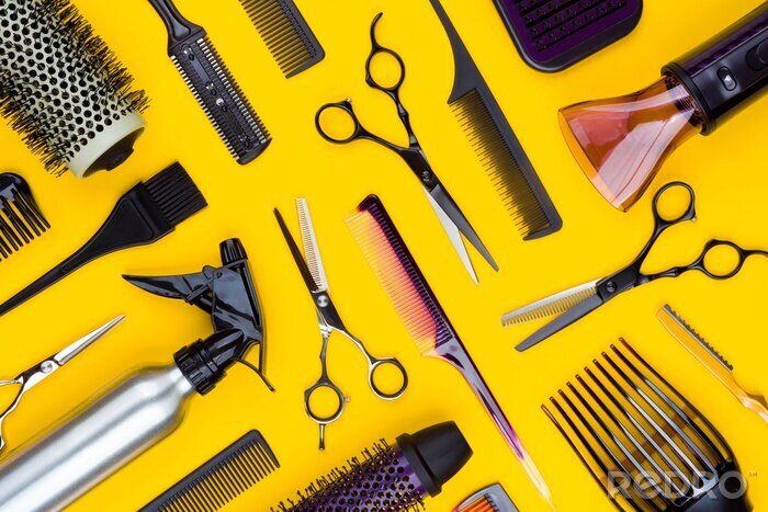 Papier peint  Outils de coiffeur et outils de peignes sur fond jaune, vue de dessus