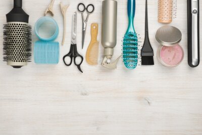 Outils professionnels de coiffure et accessoires avec copyspace au bas