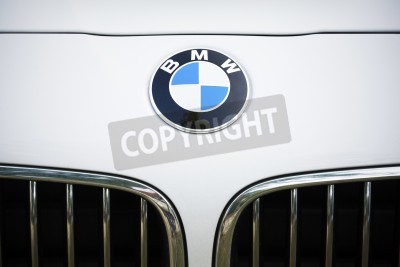Papier peint  Padoue, Italie - 8 Juillet, 2012: la forme de Cercle logo BMW et une partie de la grille avant sur une BMW blanche (Série 3) de voiture. BMW est un constructeur automobile allemand. Tourné dans un par