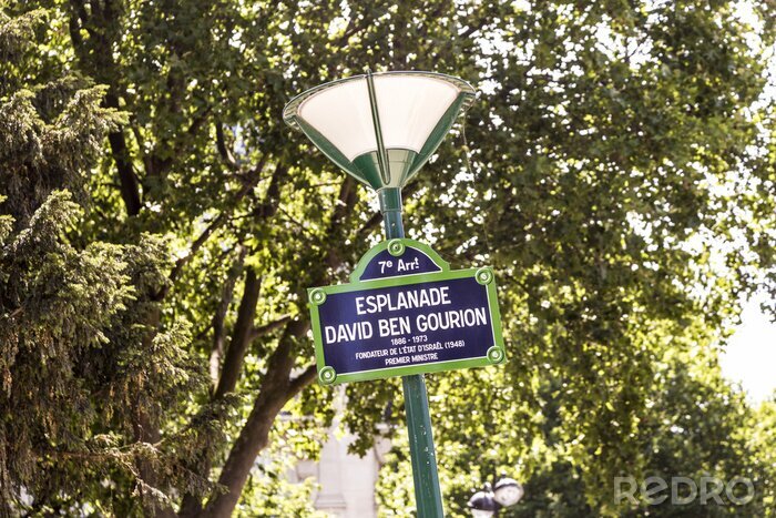 Papier peint  Panneaux de signalisation dans une rue parisienne