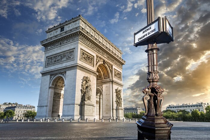 Papier peint  Panneaux de signalisation et l'Arc de Triomphe à Paris