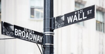 Panneaux noirs avec noms de rues à New York