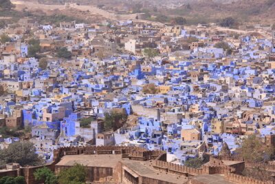 Panorama d'un village avec des bâtiments bleus