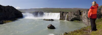 Papier peint  Panorama de la femme Randonneur Regardant la cascade de Godafoss, Islande