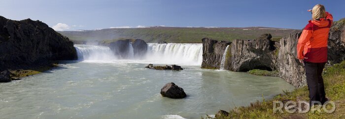 Papier peint  Panorama de la femme Randonneur Regardant la cascade de Godafoss, Islande