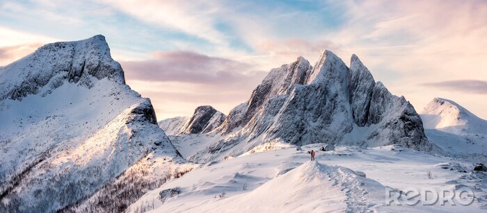 Papier peint  Panorama de montagnes enneigées avec un homme debout au sommet