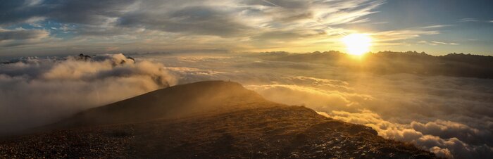 Papier peint  Panorama de montagnes et de nuages blancs