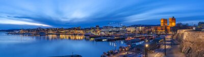 Panorama de nuit d'Oslo à la mairie et au port d'Oslo, Norvège, Norvège