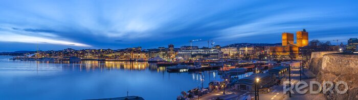 Papier peint  Panorama de nuit d'Oslo à la mairie et au port d'Oslo, Norvège, Norvège