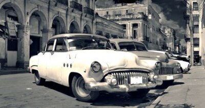 Papier peint  Panoramic view of shabby old havana street with vintage classic american cars