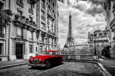 Paris artistique, France. Tour Eiffel vue de la rue avec la voiture rouge de limousine rétro.