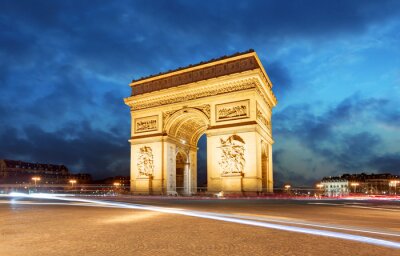 Paris de nuit et l'Arc de Triomphe éclairé