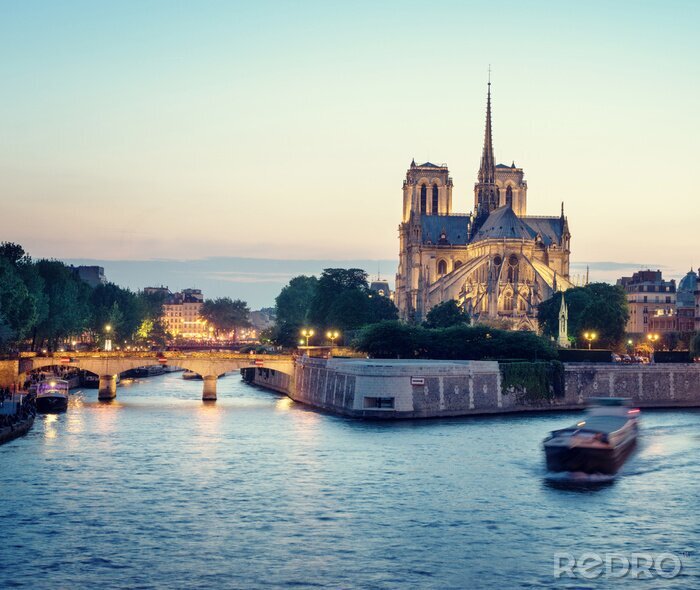 Papier peint  Paris la Seine et la cathédrale le soir