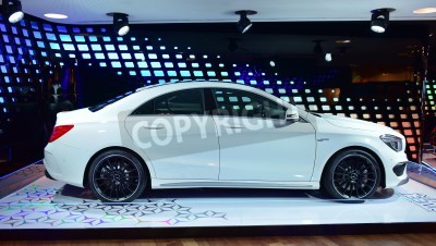 Papier peint  PARIS - SEPTEMBRE 24: CLA AMG coupé sport sur l'affichage à la galerie Mercedes Benz long Champs-Élysées, pris le 24 Septembre 2014, Paris, France