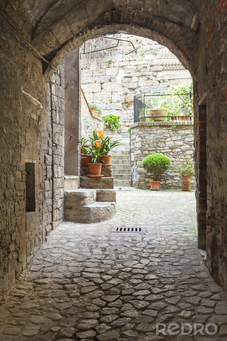 Papier peint  Passage en pierre sombre