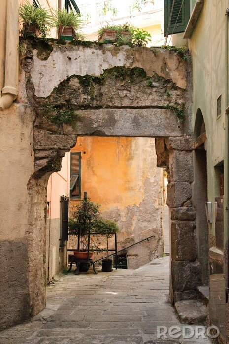 Papier peint  Passage entre murs délabrés