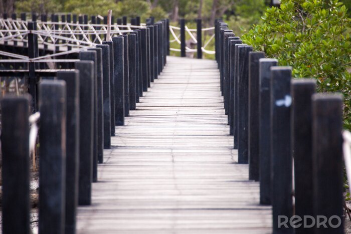 Papier peint  Passerelle 3d et poteaux noirs