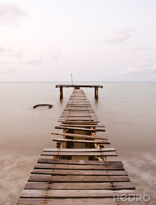 Papier peint  Passerelle délabrée bord de mer