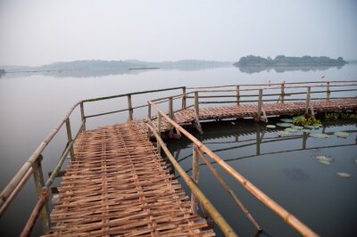 Passerelle en bambou bord du lac