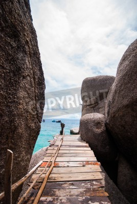 Papier peint  Passerelle en bois au milieu des rochers