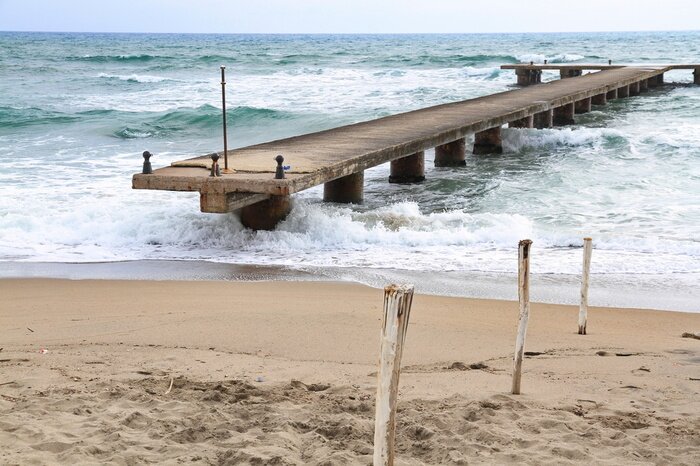 Papier peint  Passerelle en pierre mer agitée