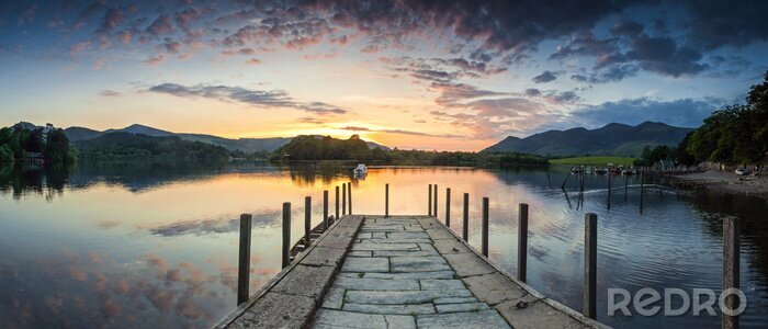 Papier peint  Passerelle en pierre paysage de montagnes