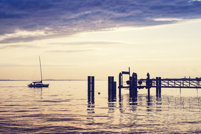 Papier peint  Passerelle et voilier en arrière-plan