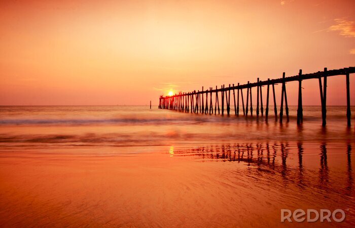 Papier peint  Passerelle haute sur fond orange