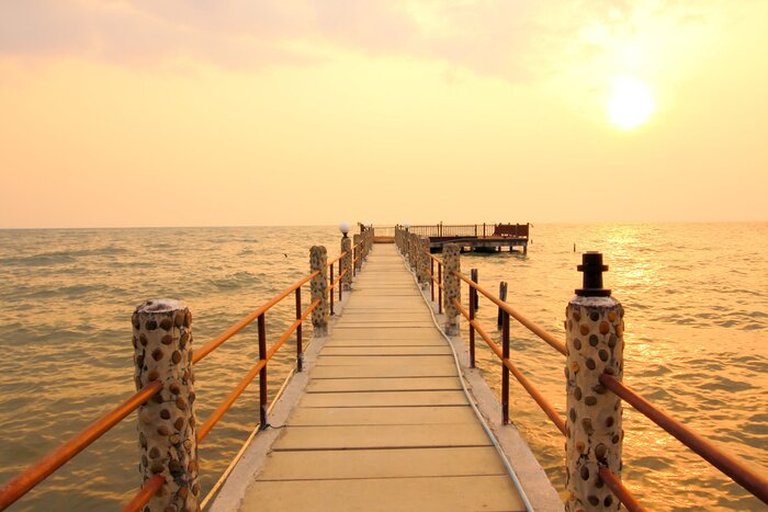 Papier peint  Passerelle piquets à motifs