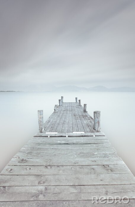 Papier peint  Passerelle sur le lac embrumé