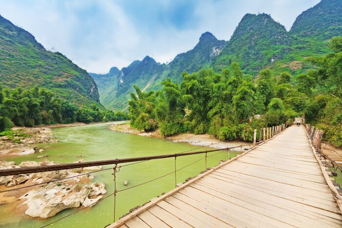 Papier peint  Passerelle sur une rivière de montagne