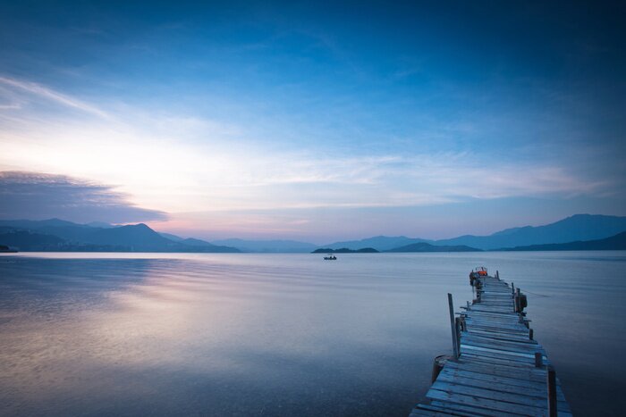 Papier peint  Passerelle tordue au bord du lac