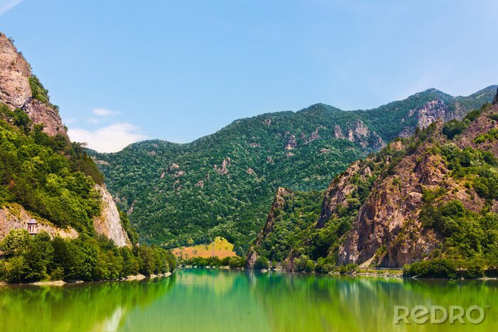 Papier peint  Paysage avec des montagnes de la vallée d'Olt en Roumanie