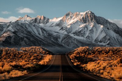 Papier peint  Paysage avec une route devant des sommets montagneux enneigés