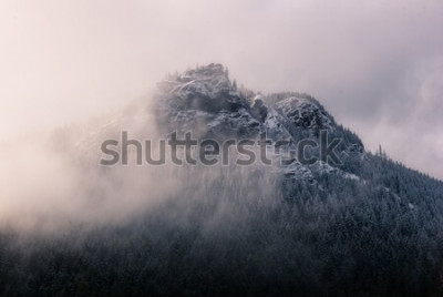 Papier peint  Paysage brumeux dans les montagnes