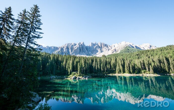 Papier peint  Paysage d'hiver avec un lac de montagne