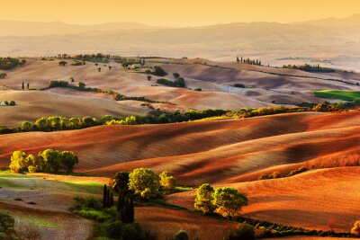 Paysage de campagne en toscane au lever du soleil