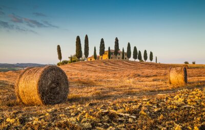Paysage de la Toscane avec la maison de ferme au coucher du soleil, Val d'Orcia, Italie