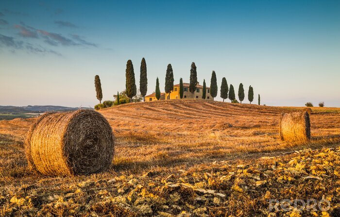 Papier peint  Paysage de la Toscane avec la maison de ferme au coucher du soleil, Val d'Orcia, Italie