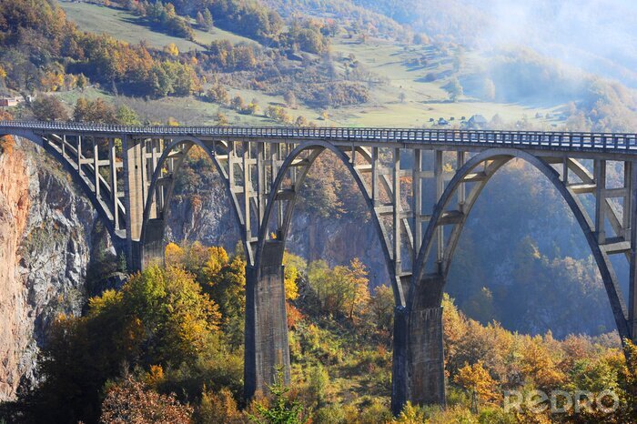 Papier peint  Paysage de montagne avec un pont