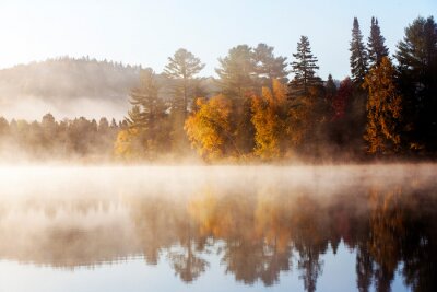 Papier peint  Paysage de montagne dans la brume aux couleurs de l’automne