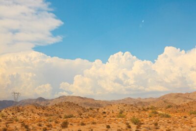 Papier peint  paysage de montagne du désert avec un ciel bleu nuageux. USA.